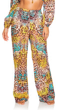 Charger l&#39;image dans la galerie, Model Front: Luli Fama Pantalon De Plage Bottom Flare Diosa Salvaje
