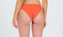 Charger l&#39;image dans la galerie, Model Back: Rio De Sol Bas Bottom Light-Peach Essential-Comfy
