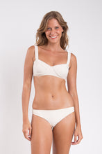 Charger l&#39;image dans la galerie, Model Front: Rio De Sol Bas Bottom Malibu-Natural Essential-Comfy
