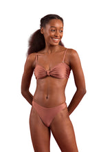 Charger l&#39;image dans la galerie, Model Front: Rio De Sol Bas Bottom Shimmer-Copper Nice-Fio
