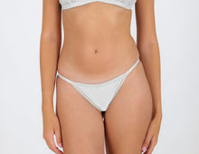 Charger l&#39;image dans la galerie, Model Front: Rio De Sol Bas Bottom Shimmer-White California
