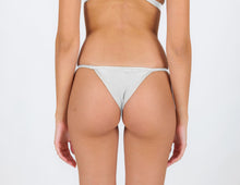 Charger l&#39;image dans la galerie, Model Back: Rio De Sol Bas Bottom Shimmer-White California
