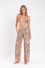 Charger l&#39;image dans la galerie, Model Front: Rio De Sol Pantalon De Plage Leopard Wide Pants
