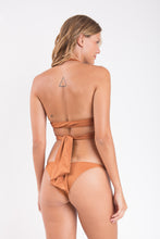 Charger l&#39;image dans la galerie, Model Back: Rio De Sol Ensemble Set Nocciola Dune Cheeky-Fixa
