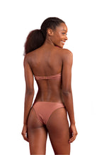 Charger l&#39;image dans la galerie, Model Back: Rio De Sol Ensemble Set Shimmer-Copper Bandeau-Joy Essential

