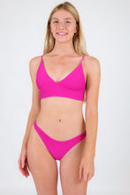 Charger l&#39;image dans la galerie, Model Front: Rio De Sol Haut Top Cotele-Amaranto Tri-Tank
