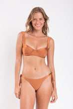 Charger l&#39;image dans la galerie, Model Front: Rio De Sol Haut Top Nocciola Amelia
