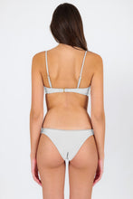 Charger l&#39;image dans la galerie, Model Back: Rio De Sol Haut Top Shimmer-White Bandeau-Knot

