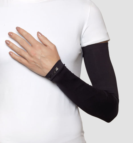 Model Front: Uv Line Gants Long Sleeve Black Upf50+