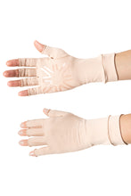 Charger l&#39;image dans la galerie, Model Front: Uv Line Gants Medium Glove Beige Upf50+

