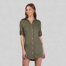 Charger l&#39;image dans la galerie, Model Front: Uv Line Vêtement De Plage Shirtdress Copenhagen Verde Militar Upf50+
