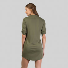 Charger l&#39;image dans la galerie, Model Back: Uv Line Vêtement De Plage Shirtdress Copenhagen Verde Militar Upf50+
