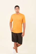 Charger l&#39;image dans la galerie, Model Front: Uv Line T-Shirt Pour Homme T-Shirt Uvpro Laranja Upf50+
